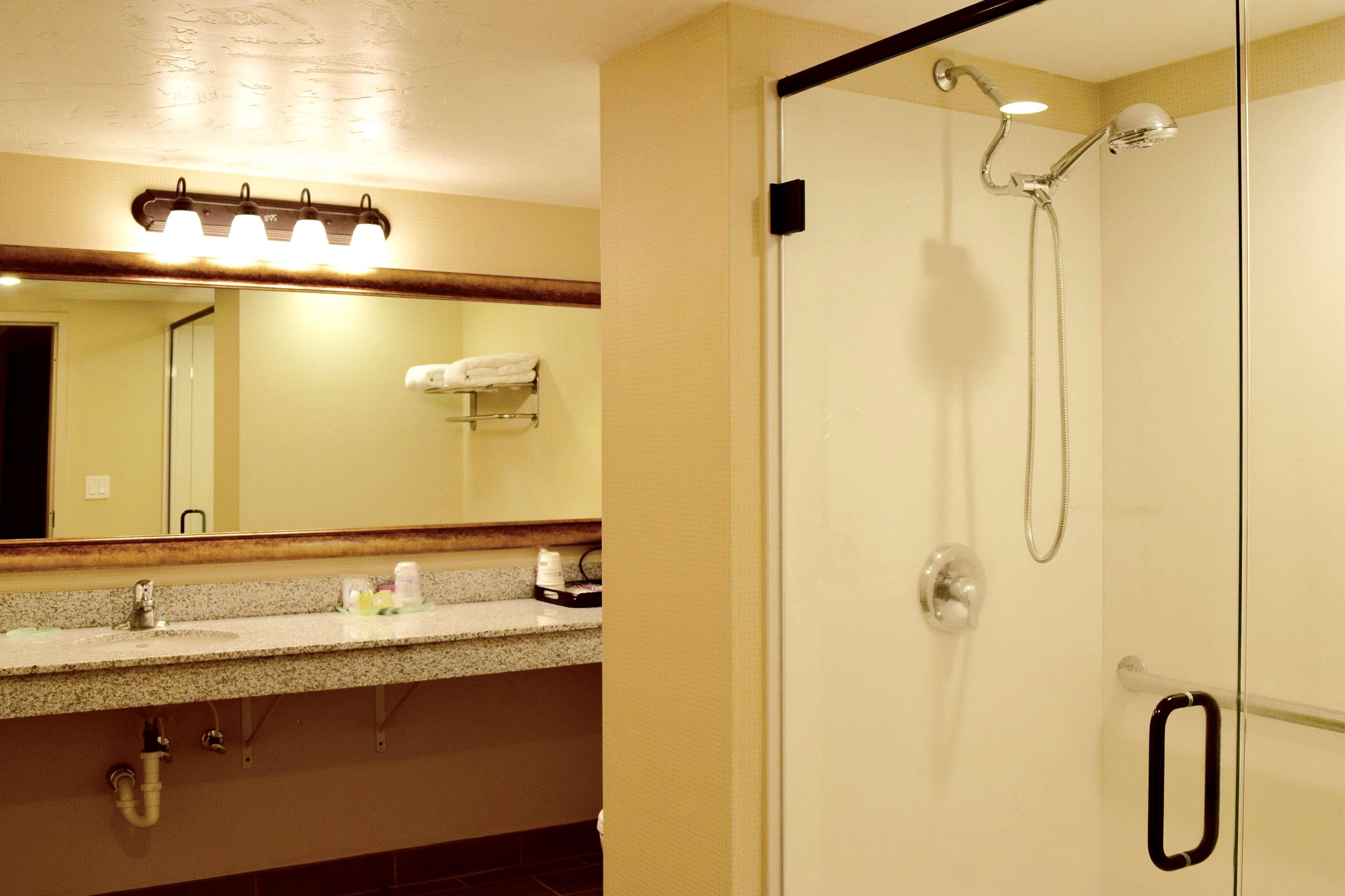 Best Western Town And Country Inn Сидър Сити Екстериор снимка
