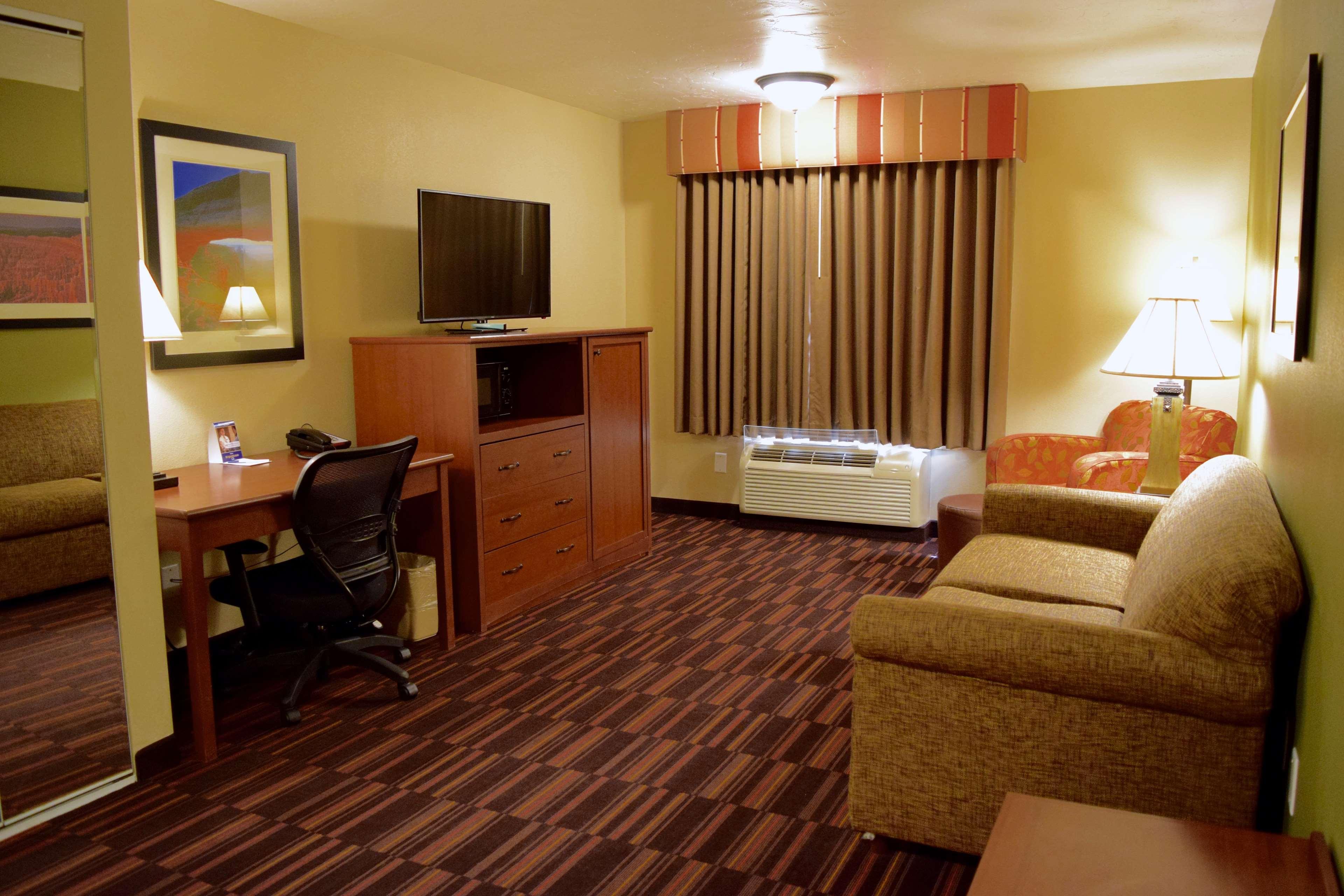 Best Western Town And Country Inn Сидър Сити Екстериор снимка
