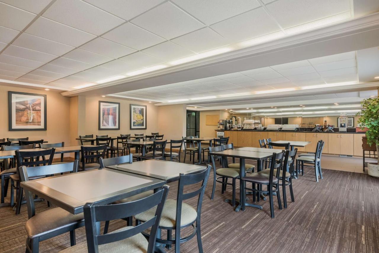 Best Western Town And Country Inn Сидър Сити Екстериор снимка