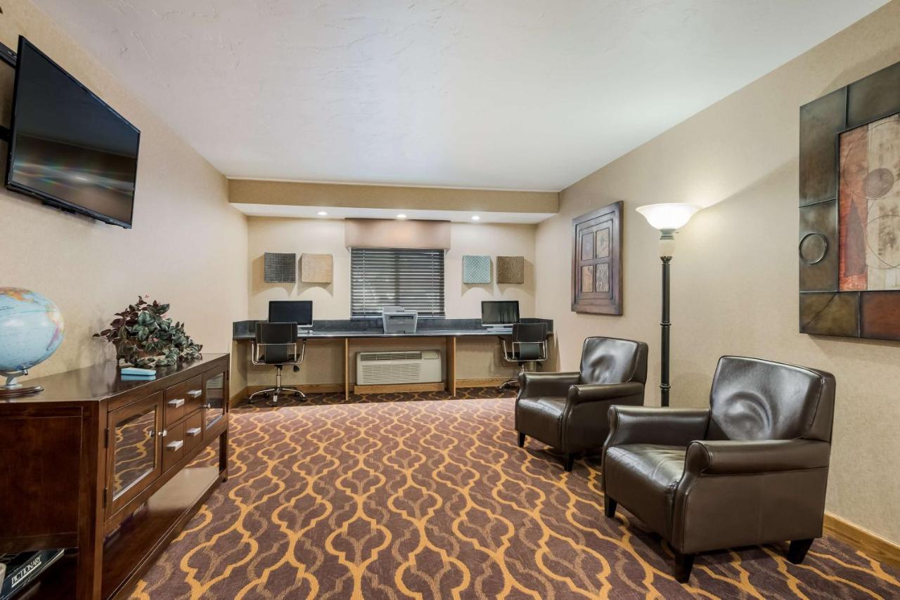 Best Western Town And Country Inn Сидър Сити Екстериор снимка