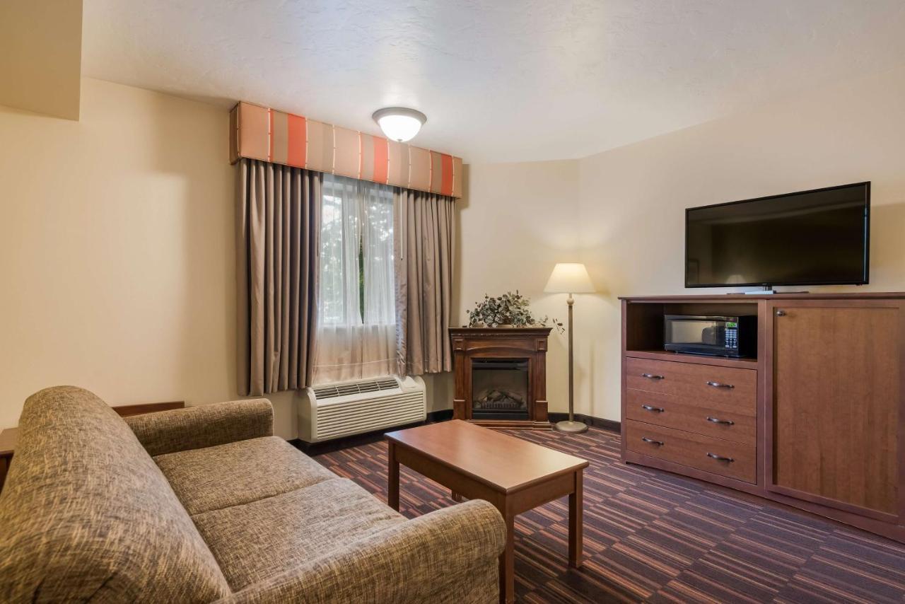 Best Western Town And Country Inn Сидър Сити Екстериор снимка