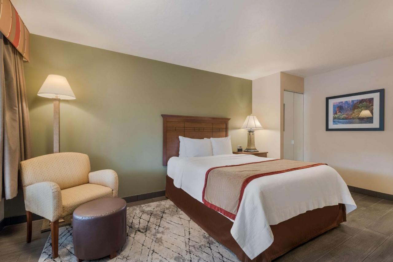 Best Western Town And Country Inn Сидър Сити Екстериор снимка