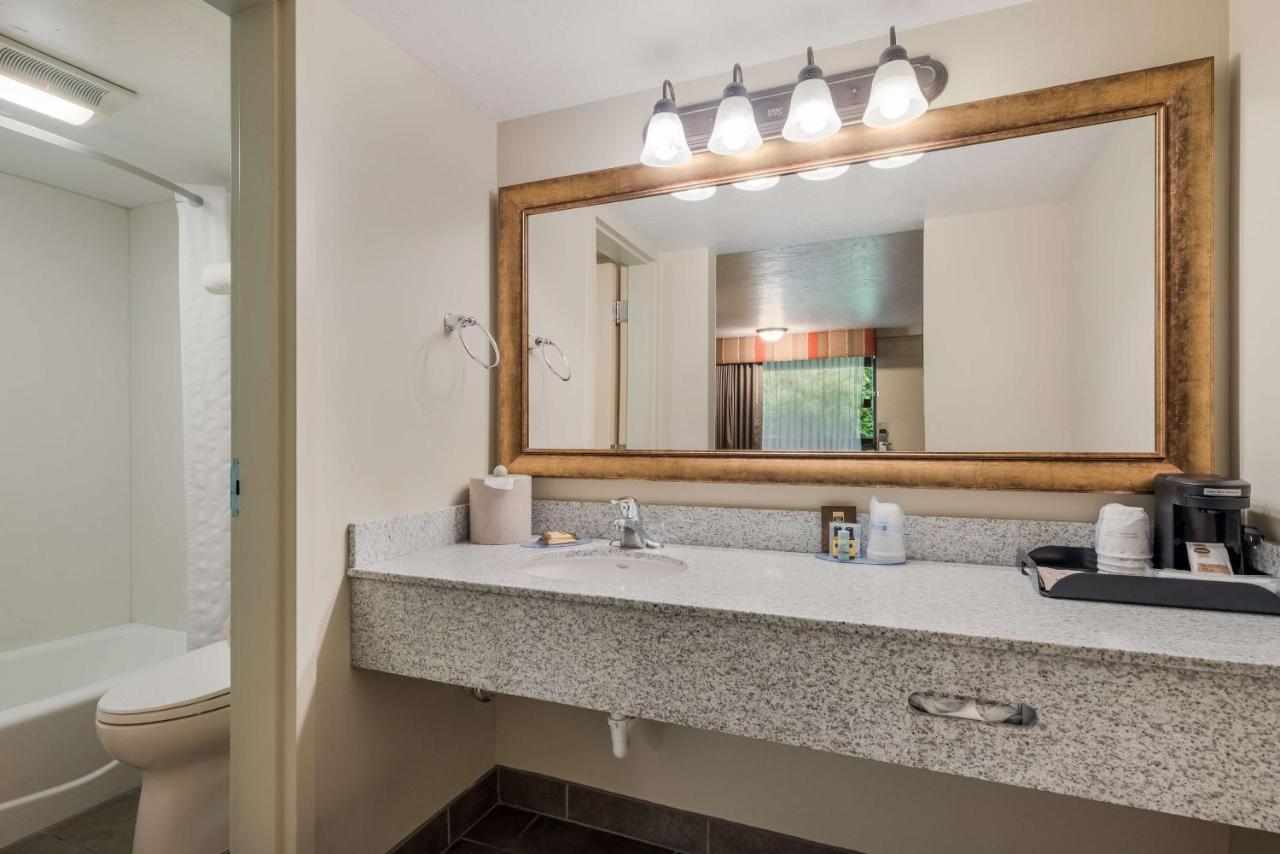 Best Western Town And Country Inn Сидър Сити Екстериор снимка