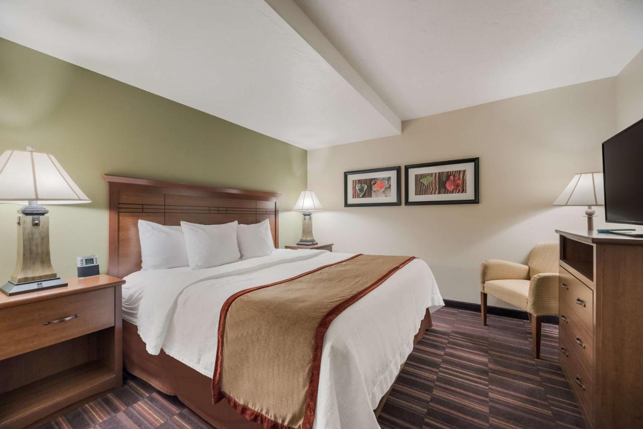Best Western Town And Country Inn Сидър Сити Екстериор снимка