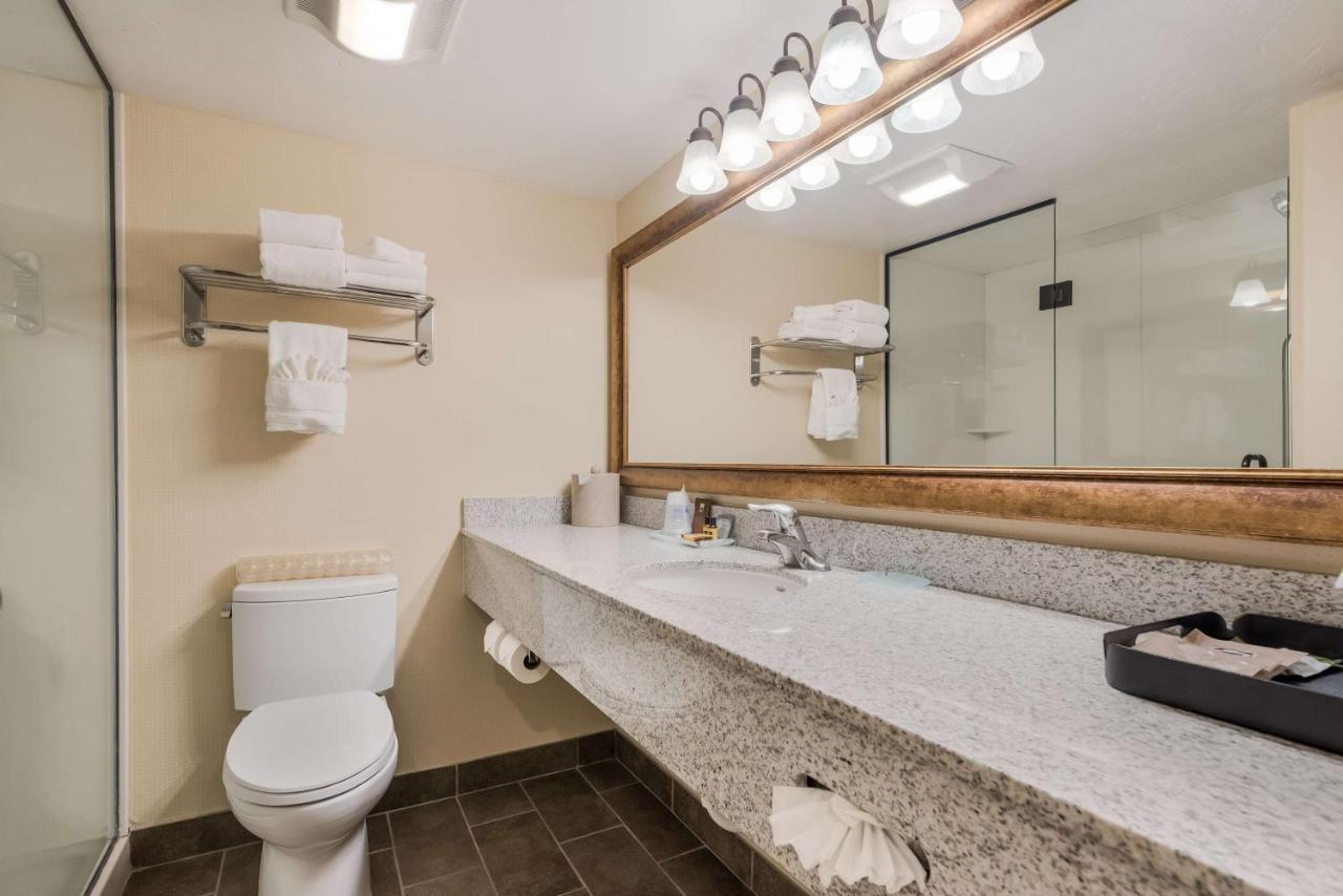 Best Western Town And Country Inn Сидър Сити Екстериор снимка