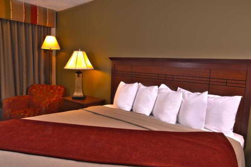 Best Western Town And Country Inn Сидър Сити Стая снимка
