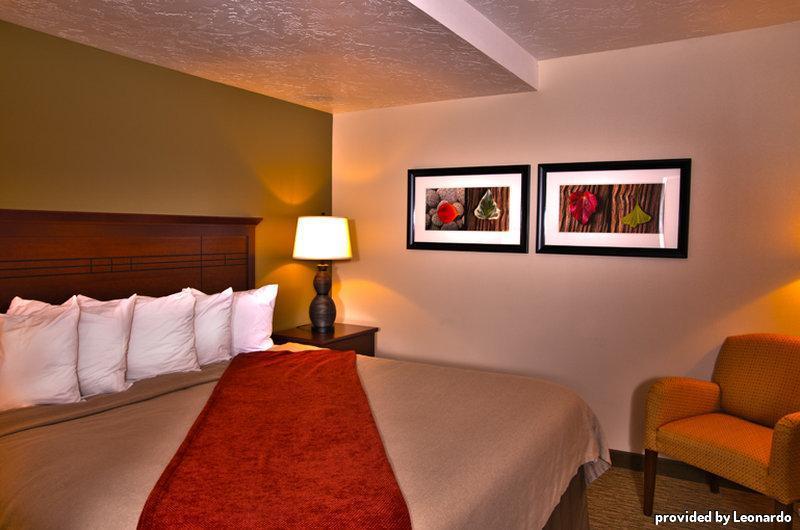 Best Western Town And Country Inn Сидър Сити Стая снимка