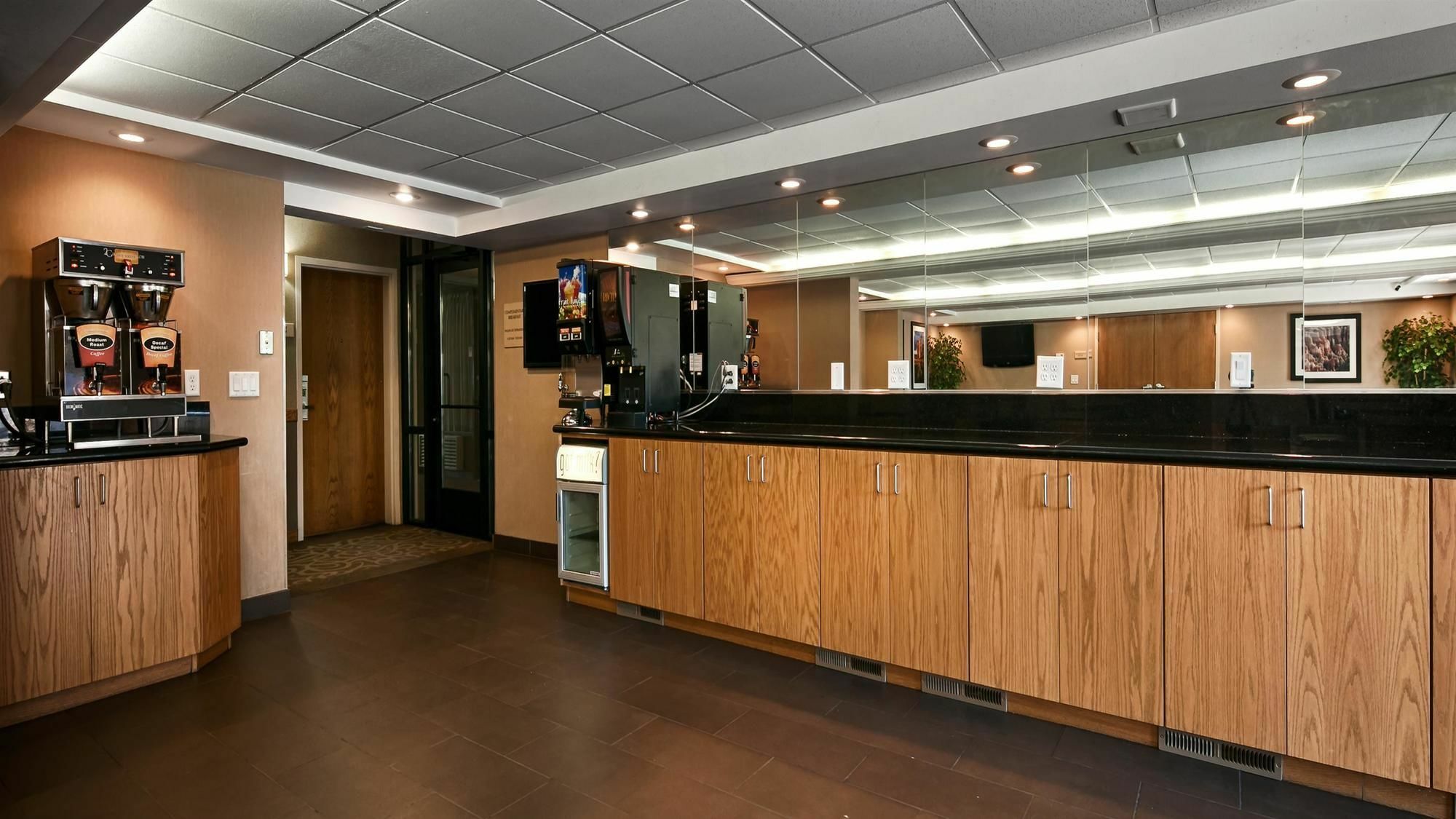 Best Western Town And Country Inn Сидър Сити Екстериор снимка